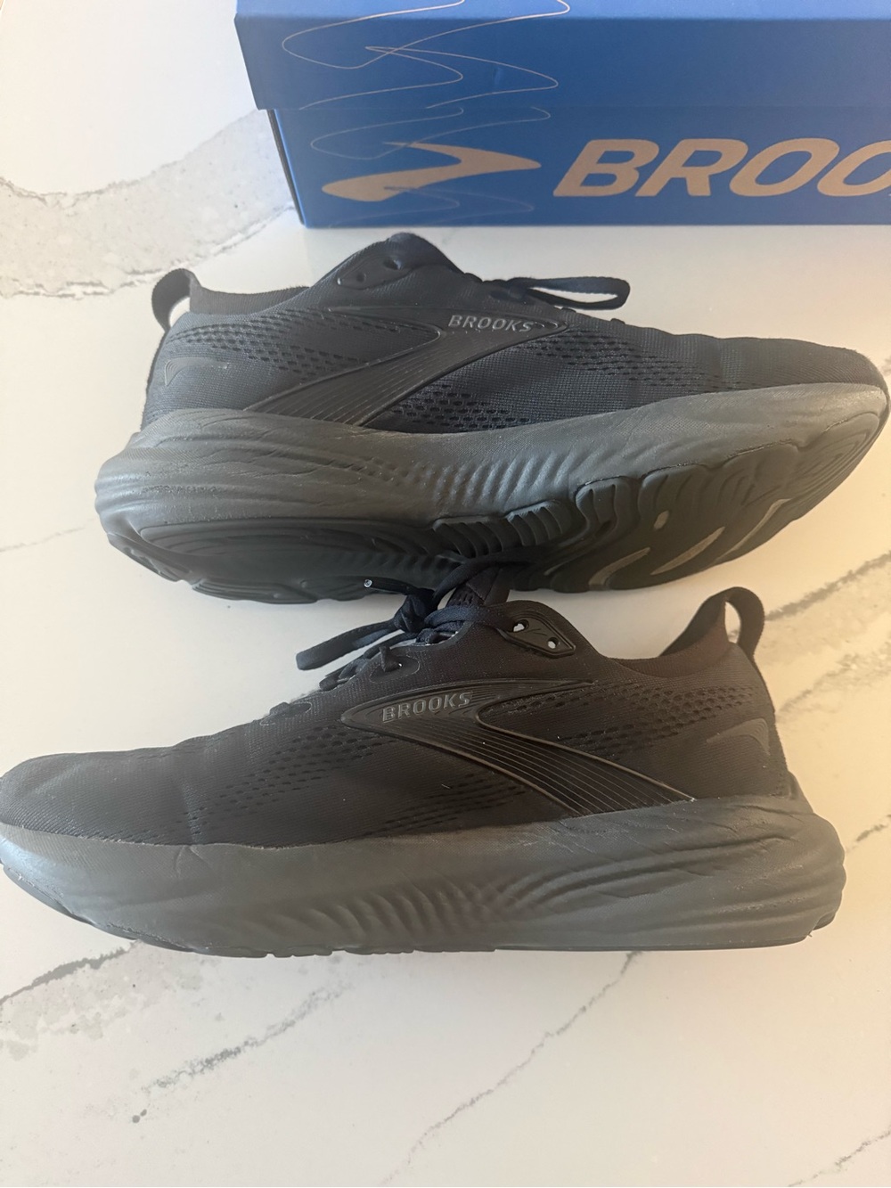 Brooks women’s glycerin 22 Black Athletic Sneakers 10.5